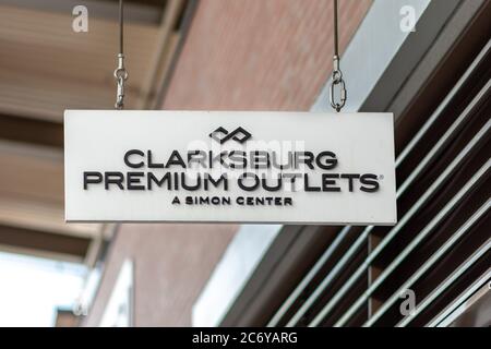 Clarksburg, Maryland / USA - Juli 12 2020: Melden Sie sich bei den Clarksburg Premium Outlets in Maryland an. Stockfoto