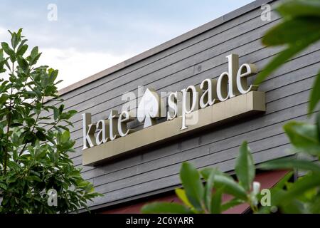 Clarksburg, Maryland / USA - Juli 12 2020: Schild an der Außenfassade von Kate Spade in den Clarksburg Premium Outlets in Maryland. Stockfoto