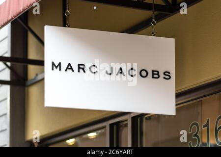 Clarksburg, Maryland / USA - Juli 12 2020: Schild an der Außenfassade von Marc Jacobs in den Clarksburg Premium Outlets in Maryland. Stockfoto