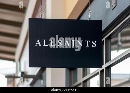 Clarksburg, Maryland / USA - Juli 12 2020: Schild an der Außenfassade von AllSaints in Clarksburg Premium Outlets in Maryland. Stockfoto