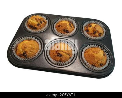 Muffin-Pfanne mit gekochten Muffins isoliert auf weißem Hintergrund Stockfoto