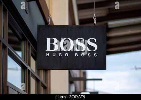 Clarksburg, Maryland / USA - Juli 12 2020: Schild an der Fassade von Hugo Boss bei Clarksburg Premium Outlets in Maryland. Stockfoto