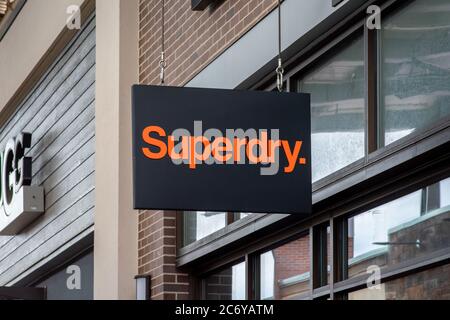 Clarksburg, Maryland / USA - Juli 12 2020: Schild an der Außenfassade von Superdry bei Clarksburg Premium Outlets in Maryland. Stockfoto