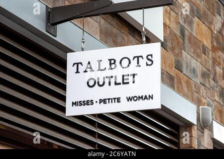 Clarksburg, Maryland / USA - Juli 12 2020: Melden Sie sich im Außengeschäft des Talbots Outlet bei Clarksburg Premium Outlets in Maryland an. Stockfoto