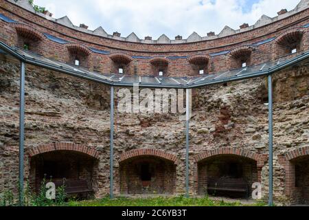 02. Juli 2020, Sachsen-Anhalt, Gardelegen: Das Innere des Salzwedeler Tores der Stadtmauer. Es gehört zu dem Ring der Befestigungsanlagen, die im 16. Jahrhundert gebaut wurde, um die Stadt zu schützen. Als die fortschreitende Industrialisierung zu einem Wachstum der Stadt führte, wurden die Befestigungsanlagen um die Stadt herum in eine Promenade umgewandelt. Seitdem ist die Altstadt von einem 2.5 Kilometer langen grünen Streifen umgeben. Wallanlagen Gardelegen sind Teil des Netzwerks 'Gartenträume - historische Parks in Sachsen-Anhalt', das in diesem Jahr sein 20-jähriges Bestehen feiert. Foto: Klaus-Dietmar Gabbert/dpa-Zentralbil Stockfoto