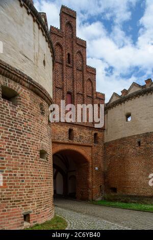 02. Juli 2020, Sachsen-Anhalt, Gardelegen: Das Salzwedeler Tor des Festungswegers. Es gehört zu dem Ring der Befestigungsanlagen, die im 16. Jahrhundert gebaut wurde, um die Stadt zu schützen. Als die fortschreitende Industrialisierung zu einem Wachstum der Stadt führte, wurden die Befestigungsanlagen um die Stadt herum in eine Promenade umgewandelt. Seitdem ist die Altstadt von einem 2.5 Kilometer langen grünen Streifen umgeben. Wallanlagen Gardelegen sind Teil des Netzwerks 'Gartenträume - historische Parks in Sachsen-Anhalt', das in diesem Jahr sein 20-jähriges Bestehen feiert. Foto: Klaus-Dietmar Gabbert/dpa-Zentralbild/ZB Stockfoto