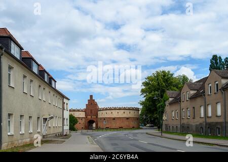 02. Juli 2020, Sachsen-Anhalt, Gardelegen: Das Salzwedeler Tor des Festungswegers. Es gehört zu dem Ring der Befestigungsanlagen, die im 16. Jahrhundert gebaut wurde, um die Stadt zu schützen. Als die fortschreitende Industrialisierung zu einem Wachstum der Stadt führte, wurden die Befestigungsanlagen um die Stadt herum in eine Promenade umgewandelt. Seitdem ist die Altstadt von einem 2.5 Kilometer langen grünen Streifen umgeben. Wallanlagen Gardelegen sind Teil des Netzwerks 'Gartenträume - historische Parks in Sachsen-Anhalt', das in diesem Jahr sein 20-jähriges Bestehen feiert. Foto: Klaus-Dietmar Gabbert/dpa-Zentralbild/ZB Stockfoto