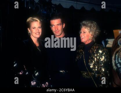 West Hollywood, California, USA 16. Dezember 1995 Schauspielerin Melanie Griffith, Schauspieler Antonio Banderas und Schauspielerin Tippi Hedren besuchen Tippi Hedren's Shambala Preserve Benefit am 16. Dezember 1995 im Thunder Roadhouse am 8371 W. Sunset Blvd in West Hollywood, Kalifornien, USA. Foto von Barry King/Alamy Stockfoto Stockfoto