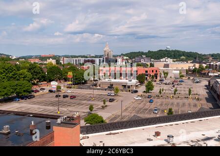 Das Einkaufszentrum Village of Eastside im East Liberty Viertel, von oben an einem sonnigen Sommertag gesehen, Pittsburgh, Pennsylvania, USA Stockfoto