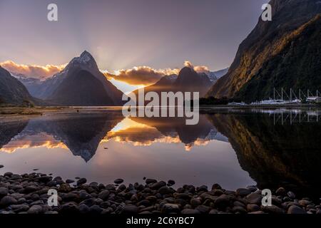 Mitrer Peak, Milford Sound Sonnenuntergang Stockfoto