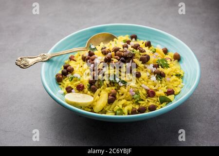 Power Kabuli Chana Poha oder Protein Rich Choley Pohe, Beliebte Maharashtrian, indisches Frühstück Rezept, selektive Fokus Stockfoto