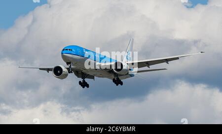 Richmond, British Columbia, Kanada. Juli 2020. Ein KLM Royal Dutch Airlines Boeing 777-200ER (PH-BQA) Großraumjet in der Luft auf endgültiges Anflug für die Landung auf dem Vancouver International Airport, 12. Juli 2020. Kredit: Bayne Stanley/ZUMA Wire/Alamy Live Nachrichten Stockfoto