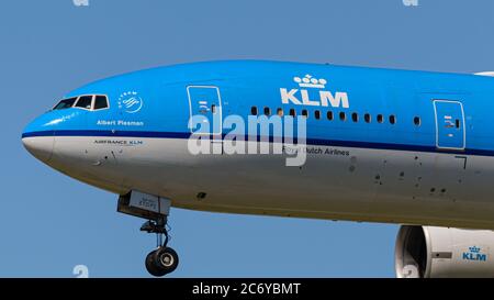 Richmond, British Columbia, Kanada. Juli 2020. Ein KLM Royal Dutch Airlines Boeing 777-200ER (PH-BQA) Großraumjet in der Luft auf endgültiges Anflug für die Landung auf dem Vancouver International Airport, 12. Juli 2020. Kredit: Bayne Stanley/ZUMA Wire/Alamy Live Nachrichten Stockfoto