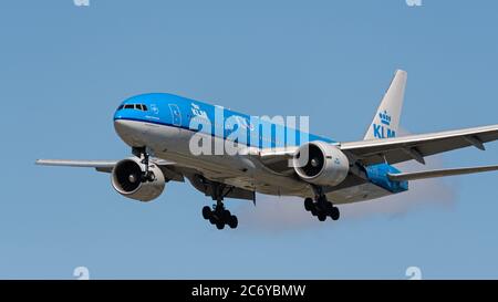 Richmond, British Columbia, Kanada. Juli 2020. Ein KLM Royal Dutch Airlines Boeing 777-200ER (PH-BQA) Großraumjet in der Luft auf endgültiges Anflug für die Landung auf dem Vancouver International Airport, 12. Juli 2020. Kredit: Bayne Stanley/ZUMA Wire/Alamy Live Nachrichten Stockfoto