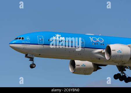 Richmond, British Columbia, Kanada. Juli 2020. Ein KLM Royal Dutch Airlines Boeing 777-200ER (PH-BQA) Großraumjet in der Luft auf endgültiges Anflug für die Landung auf dem Vancouver International Airport, 12. Juli 2020. Kredit: Bayne Stanley/ZUMA Wire/Alamy Live Nachrichten Stockfoto