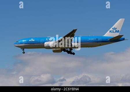 Richmond, British Columbia, Kanada. Juli 2020. Ein KLM Royal Dutch Airlines Boeing 777-200ER (PH-BQA) Großraumjet in der Luft auf endgültiges Anflug für die Landung auf dem Vancouver International Airport, 12. Juli 2020. Kredit: Bayne Stanley/ZUMA Wire/Alamy Live Nachrichten Stockfoto