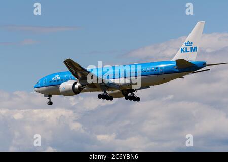 Richmond, British Columbia, Kanada. Juli 2020. Ein KLM Royal Dutch Airlines Boeing 777-200ER (PH-BQA) Großraumjet in der Luft auf endgültiges Anflug für die Landung auf dem Vancouver International Airport, 12. Juli 2020. Kredit: Bayne Stanley/ZUMA Wire/Alamy Live Nachrichten Stockfoto