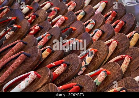 KYOTO, JAPAN - 22. OKTOBER 2007: Die bunten japanischen Sandalen aus Holz (zori), aus Seide, auf der Theke auf dem Markt von Kyo ausgestellt Stockfoto