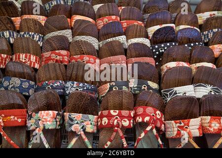 KYOTO, JAPAN - 22. OKTOBER 2007: Die bunten japanischen Holzschuhe geta Sandalen aus Seide, auf der Theke auf dem Markt von Kyoto ausgesetzt. Stockfoto