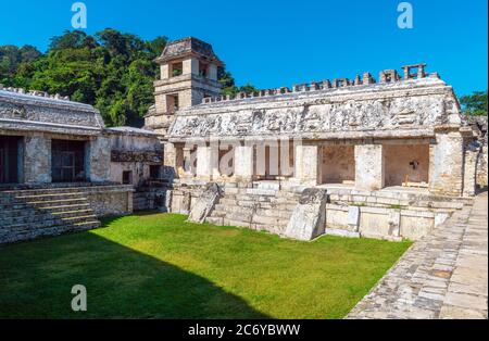 Der Palast in der archäologischen Stätte der Maya in Palenque, Chiapas, Mexiko. Stockfoto
