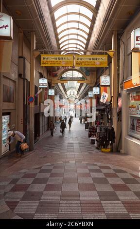 KYOTO, JAPAN - 22. OKTOBER 2007: Die östliche Straße, bekannt als Shinkyogoku rechts überdachte Einkaufspassagen die beliebtesten Einkaufsstraßen in Kyoto. Stockfoto