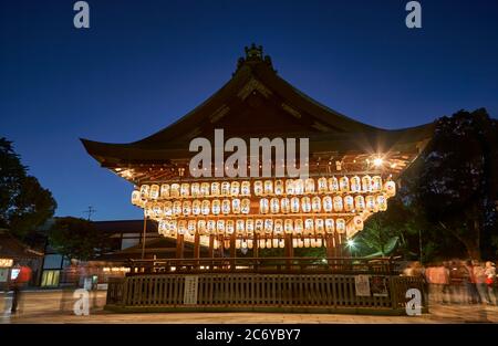 KYOTO, JAPAN - 22. OKTOBER 2007: Zeremonielle Tanzbühne mit hunderten von weißen Laternen, die den Namen der Firmensponsoren der Gion M tragen Stockfoto