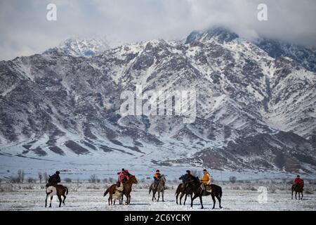 Szenen aus einem Spiel des Dorfes Kok Boru im Gebiet Chuy in Kirgisistan in der Nähe der Hauptstadt Bischkek. Stockfoto