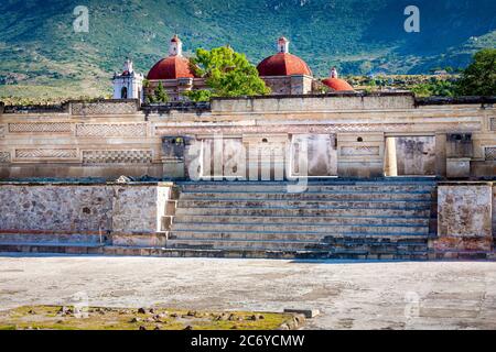 Ruinen und Kirchtuppen in Mitla, Oaxaca, Mexiko. Stockfoto