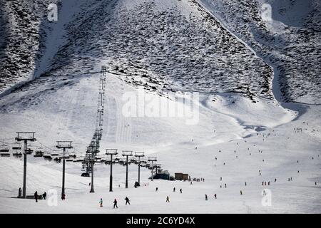 Touristen und Sportler erkunden die Pisten des Skistützpunktes Chunkurchak im Gebiet Chuy in Kirgisistan bei Bischkek. Stockfoto