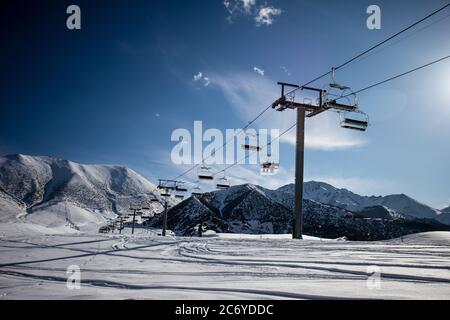 Touristen und Sportler erkunden die Pisten des Skistützpunktes Chunkurchak im Gebiet Chuy in Kirgisistan bei Bischkek. Stockfoto