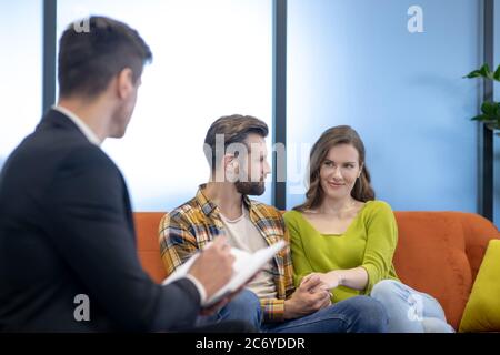 Familienpsychologe, der mit einem jungen Paar arbeitet Stockfoto
