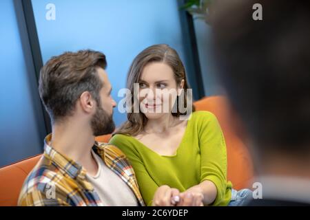 Eine junge Familie, die über ihre Beziehungen spricht Stockfoto