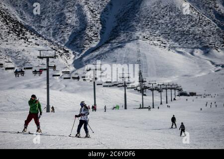 Touristen und Sportler erkunden die Pisten des Skistützpunktes Chunkurchak im Gebiet Chuy in Kirgisistan bei Bischkek. Stockfoto