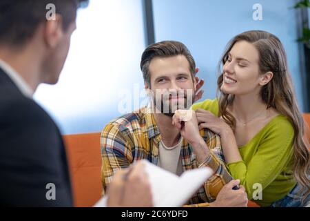 Frau umarmte ihren Mann während der Psychotherapie-Sitzung Stockfoto