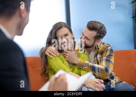 Mann schön umarmt seine Frau während der Psychotherapie-Sitzung Stockfoto