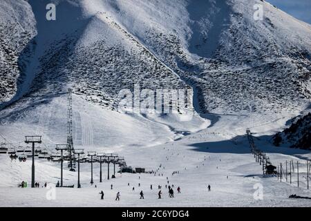 Touristen und Sportler erkunden die Pisten des Skistützpunktes Chunkurchak im Gebiet Chuy in Kirgisistan bei Bischkek. Stockfoto