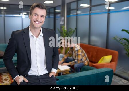 Schöner junger Mann in einer offiziellen Suite Stockfoto