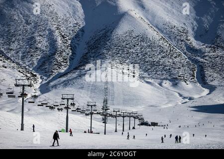 Touristen und Sportler erkunden die Pisten des Skistützpunktes Chunkurchak im Gebiet Chuy in Kirgisistan bei Bischkek.