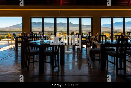 Interieur des Glen Carlou Weingastrestaurants mit Blick auf den Weinberg, Paarl, Südafrika. Stockfoto