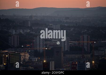 Stuttgart, Deutschland. Juli 2020. Der Mercedes-Stern leuchtet auf dem Bahnhofsturm in der Innenstadt. Quelle: Marijan Murat/dpa/Alamy Live News Stockfoto