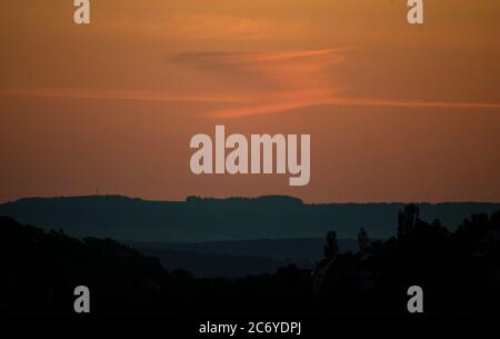 Stuttgart, Deutschland. Juli 2020. Über einem Wald am Horizont ist eine Wolkenformation zu sehen. Quelle: Marijan Murat/dpa/Alamy Live News Stockfoto