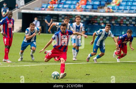 Barcelona. Juli 2020. Eibars edu Exposito nimmt einen Elfmeterstoß während eines spanischen Liga-Fußballspiels zwischen RCD Espanyol und SD Eibar in Barcelona, Spanien, 12. Juli 2020 Credit: Joan Gosa/Xinhua/Alamy Live News Stockfoto