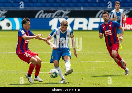 Barcelona. Juli 2020. David Lopez (C) von RCD Espanyol steht mit Inui Takashi von Eibar (L) während eines Fußballspiels der spanischen Liga zwischen RCD Espanyol und SD Eibar in Barcelona, Spanien, 12. Juli 2020 Credit: Joan Gosa/Xinhua/Alamy Live News Stockfoto