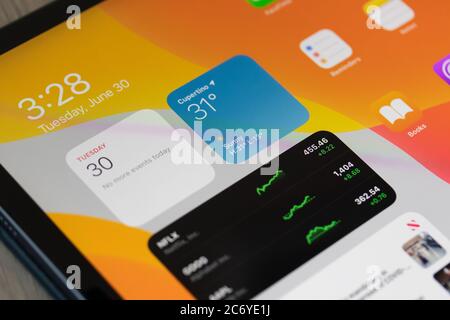 Nahaufnahme der besonderen Funktion von iOS 14, Widgets. Auf dem Startbildschirm eines iPads angezeigt. Stockfoto