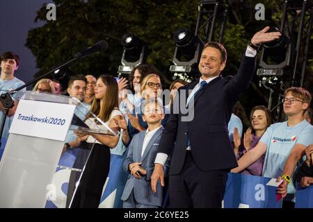 Warschau, Polen. Juli 2020. Präsidentschaftskandidat Rafal Trzaskowski während der Wahlnacht auf der Bühne.Wahlnacht des Warschauer Bürgermeisters Rafal Trzaskowski von der Bürgerplattform und vorläufige Bekanntgabe der Ergebnisse der zweiten Runde der Präsidentschaftswahlen in Polen. Die vorläufige Austrittsumfrage nach Schließung der Wahllokale zeigte den Sieg von Andrzej Duda mit 50.4% der Stimmen, Rafal Trzaskowski erzielte 49, 6%. Offizielle Ergebnisse werden ungefähr am Dienstag, den 14. Juli bekannt gegeben. Kredit: SOPA Images Limited/Alamy Live Nachrichten Stockfoto