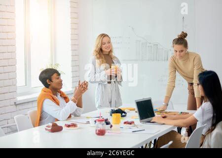 Multiethnische Gruppe von Menschen in der Wirtschaft beteiligt versammelt, um zu diskutieren, sprechen über Geschäftsstrategie und Ideen im White Office Stockfoto