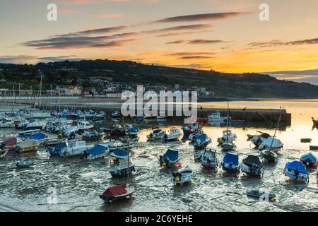 Lyme Regis, Dorset, Großbritannien. Juli 2020. Wetter in Großbritannien. Wolken treiben über den Himmel über dem Cobb Hafen bei Lyme Regis in Dorset bei Sonnenaufgang. Bildquelle: Graham Hunt/Alamy Live News Stockfoto