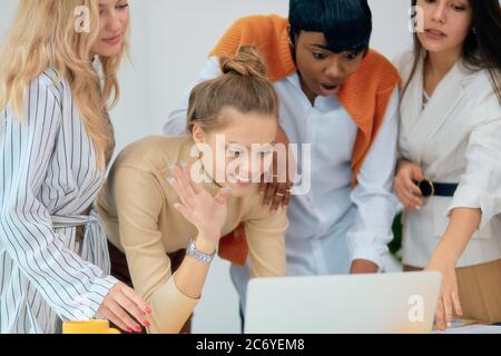 Junge multiethnische Gruppe von Mitarbeitern, Manager von kreativen Unternehmen Blick auf Bildschirm von Laptop zusammen Stockfoto