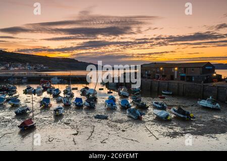 Lyme Regis, Dorset, Großbritannien. Juli 2020. Wetter in Großbritannien. Wolken driften über den Himmel über dem Cobb Hafen bei Lyme Regis in Dorset kurz vor Sonnenaufgang. Bildquelle: Graham Hunt/Alamy Live News Stockfoto