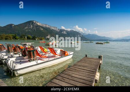 Boote auf dem See Annecy, Departement Haute-Savoie, Auvergne-Rhone-Alpes, Frankreich Stockfoto